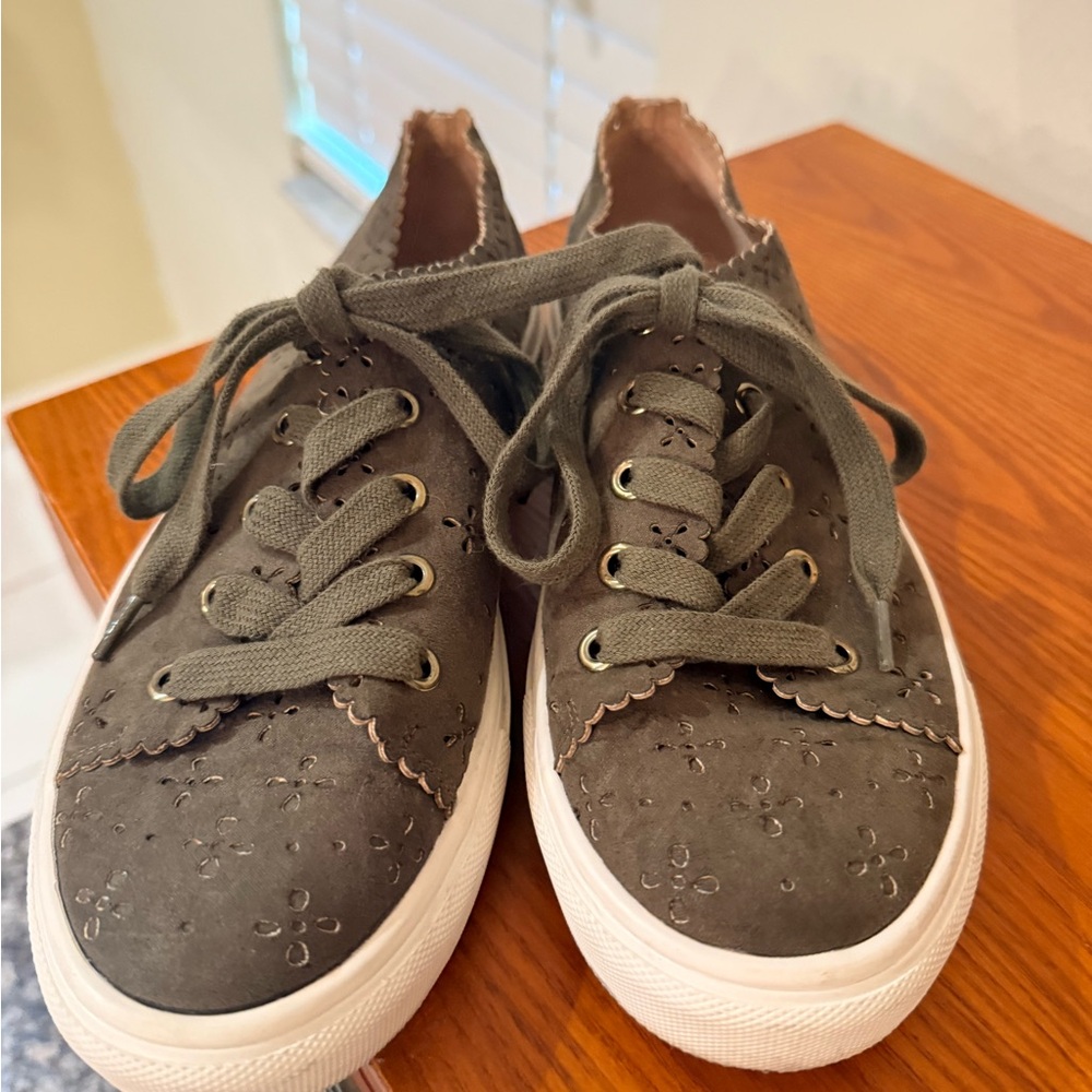Green loft eyelet sneakers